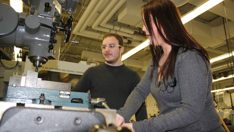 Picture of students in the Engineering lab at Penn State DuBois