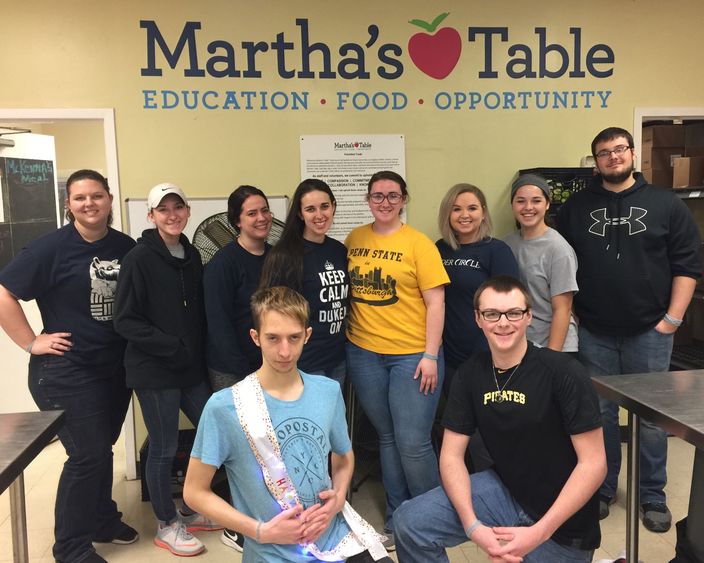 The Alternative Spring Break group at Martha's Kitchen, a charitable organization that provides food to low income individuals.
