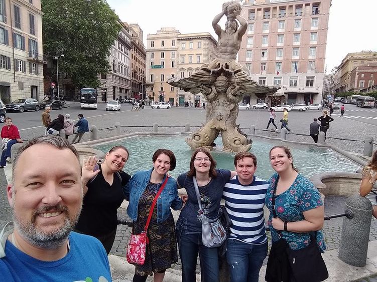 The honors group in front of the Fontana del Tritone
